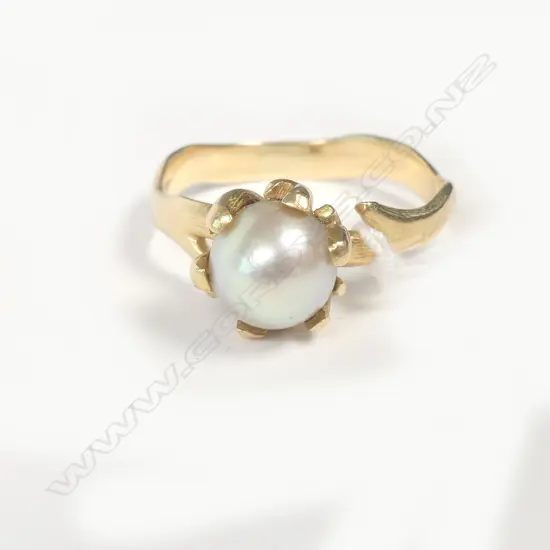 18CT GOLD AND PEARL RING
