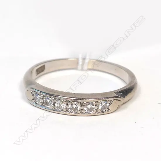 18ct WHITE GOLD 6 DIAMOND BAND RING 3.1gms