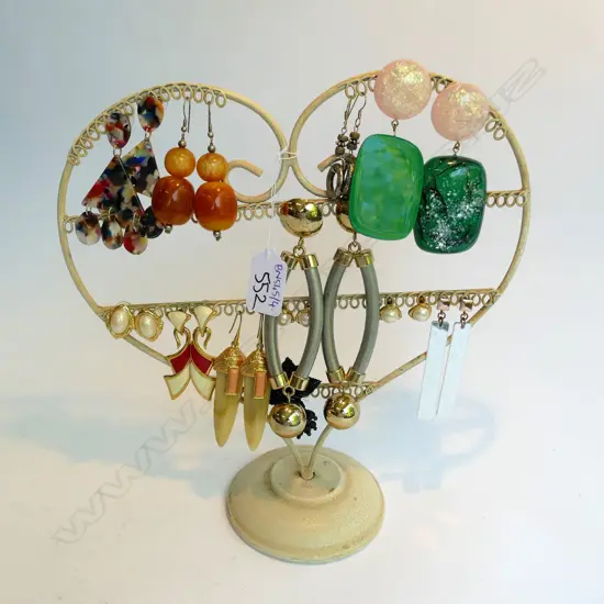 EARRINGS ON STAND