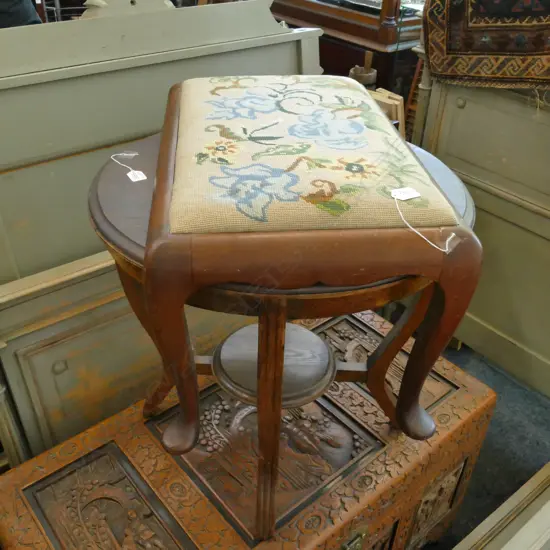 TAPESTRY STOOL W. 620MM + OAK SIDE TABLE