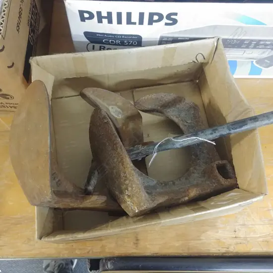 2x ANVILS; 1X METAL HAMMER