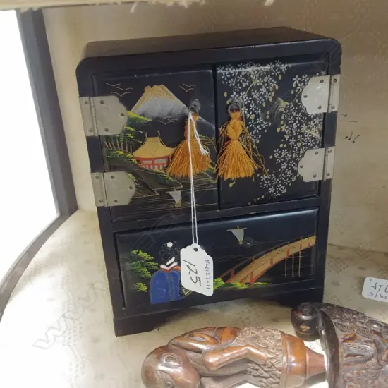 SMALL JAPANESE LACQUER JEWELLERY BOX