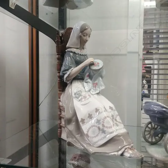 LLARDRO THE EMBROIDER 4565/1974