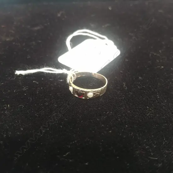  9CT GOLD GARNET/PEARL RING