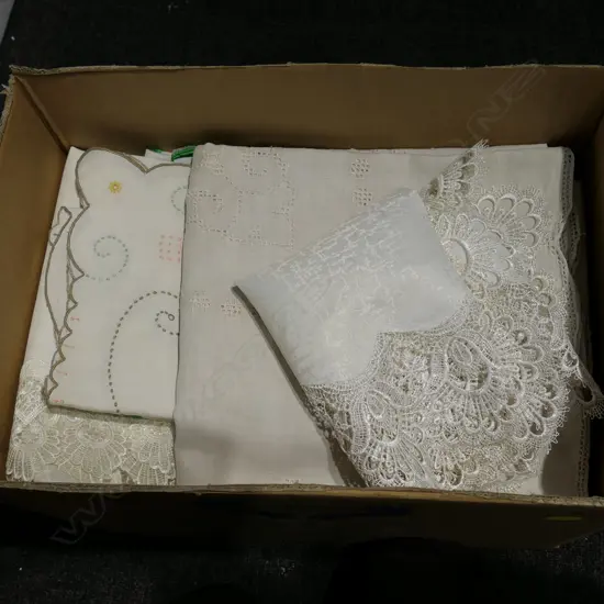 LOT ASST BED AND TABLE LINEN