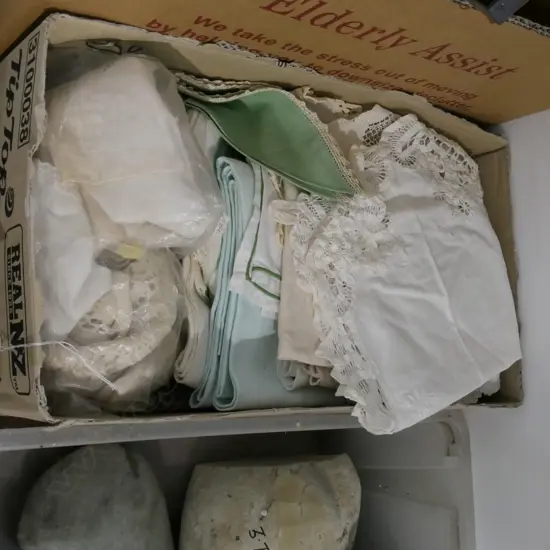 BOX VINTAGE LINEN & LACE