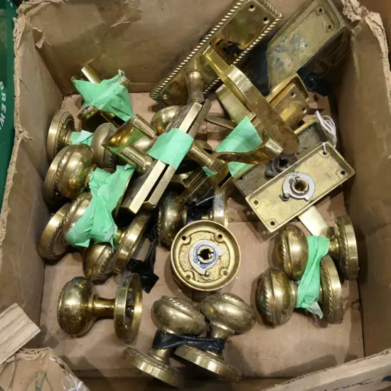 BOX ASST BRASS DOOR HANDLES / FITTINGS ETC