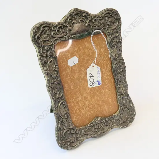 Ornate silver photo frame Chester with green velvet back