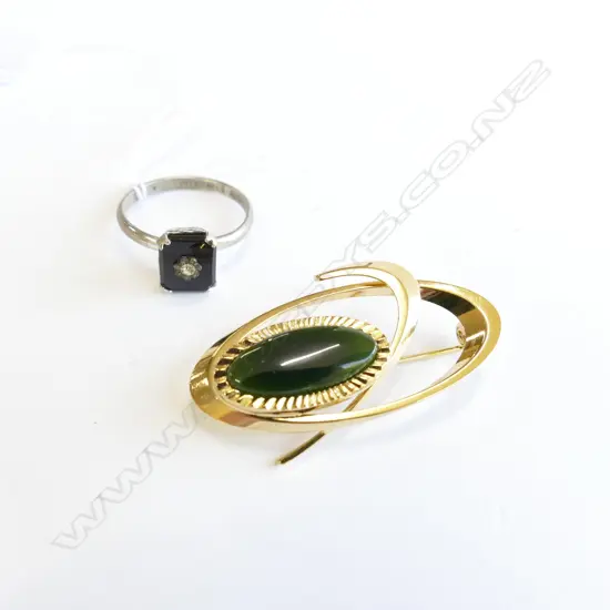 22 CT PLATED GREENSTONE BROOCH AND 8.5 BLACK OYNX S/S RING
