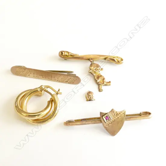 7.3GMS 9CT GOLD: PR E.RINGS. 3 BROOCHES ETC