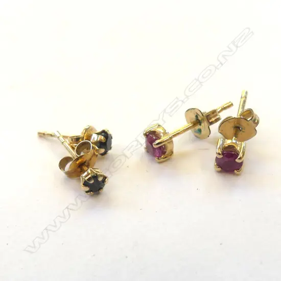 2 PRS EARRINGS, RUBY & SAPPHIRE STUDS, 0.9GMS
