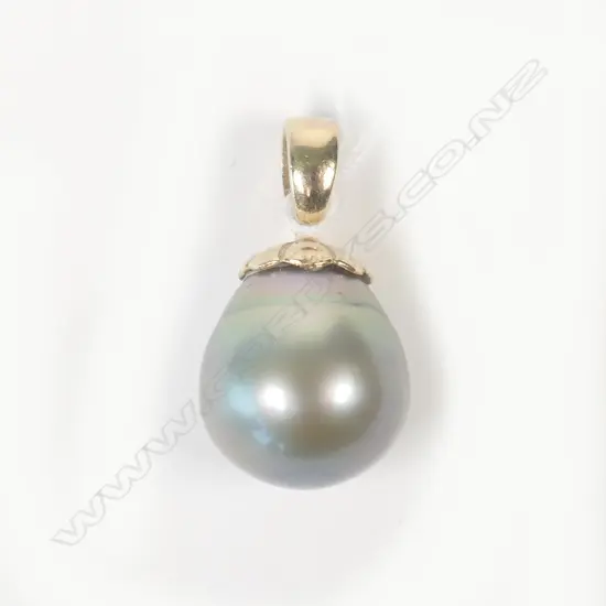 9CT GOLD AND BLACK PEARL PENDANT