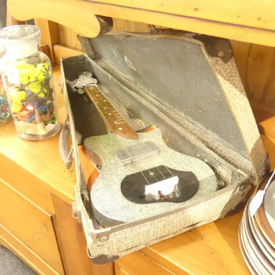 CHILD'S ELECTRIC GUITAR + CASE