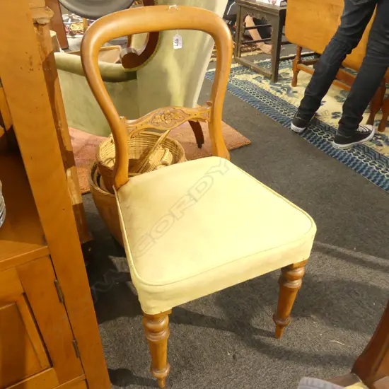 VICT SIDE CHAIR