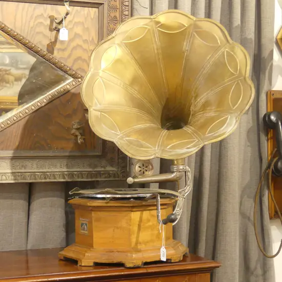 HIS MASTERS VOICE GRAMOPHONE W/ HORN AND 1 RECORD