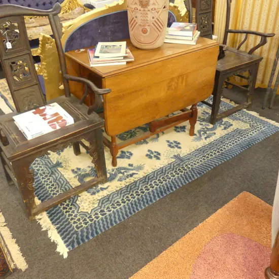 B/W HANDKNOTTED ORIENTAL RUG 137 X 198 CM