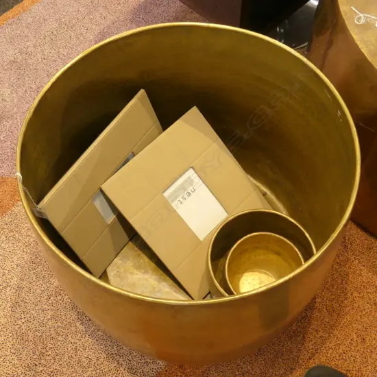 LARGE BRASS PLANTER + 2 SMALLER / ARTWORK + 2 FRAMES D 520 MM