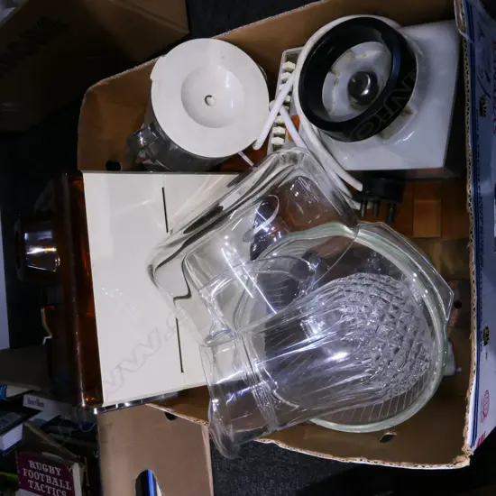 LOT KITCHEN BLENDERS /CHOPPING BOARDS ETC