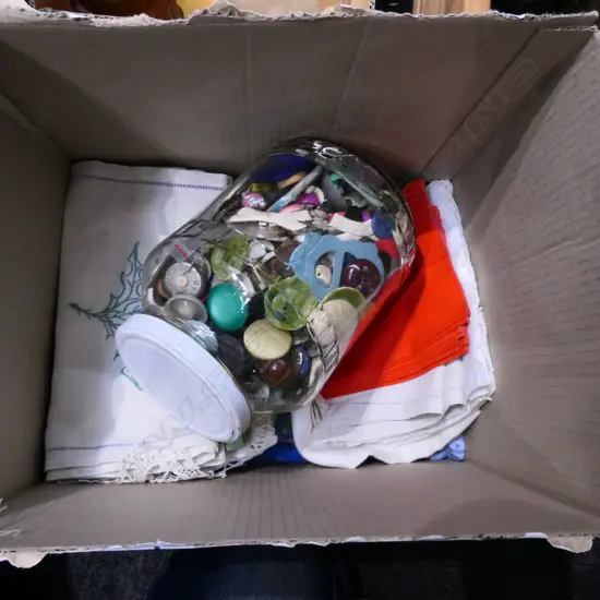 LOT ASST LINEN + BUTTONS