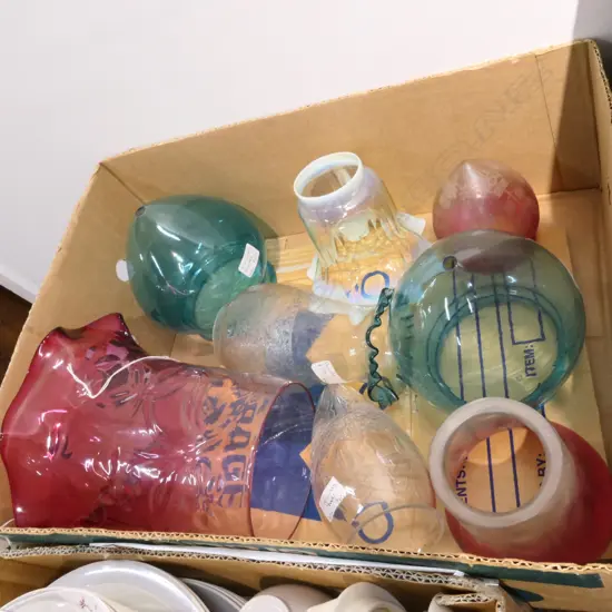 BOX LOT COLOURED VICTORIAN / EDWARDIAN SHADES INCL. VASELINE GLASS AND BLUE PAIR