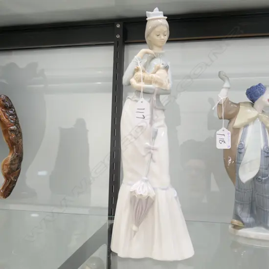 LLADRO TALL LADY WITH PEKINGESE H.370mm
