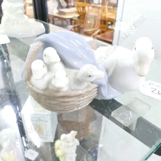 LLADRO DUCK WITH CHICKS L 90 MM