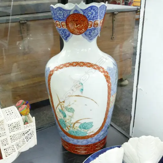 LARGE 19TH CENTURY  JAPANESE VASE (SMALL LOSS TO ONE FINIAL). H.440mm