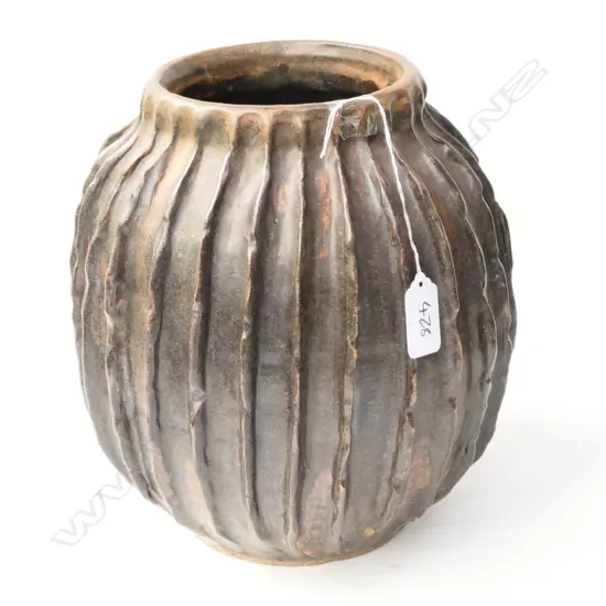 STUDIO POTTERY VASE WITH RIBBED DECORATION MAKER UNNOWN H.250MM 18922