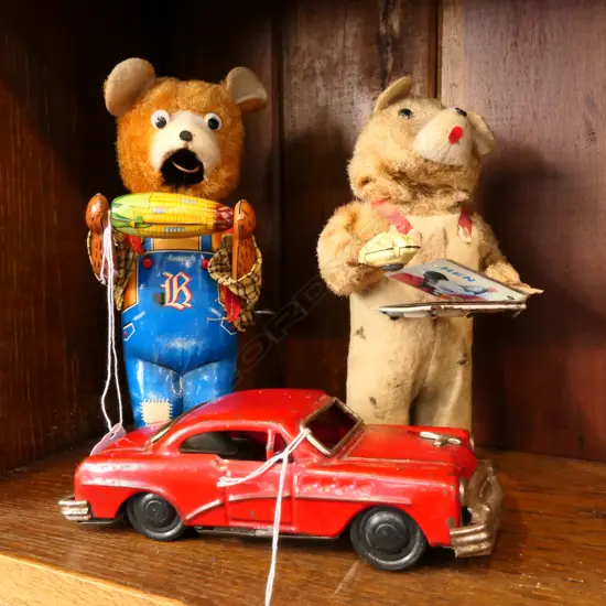 2 WIND UP JAPANESE TIN BEAR TOYS WORKING 180MM H AND 1950S TIN TOY CAR 150MM L 18916