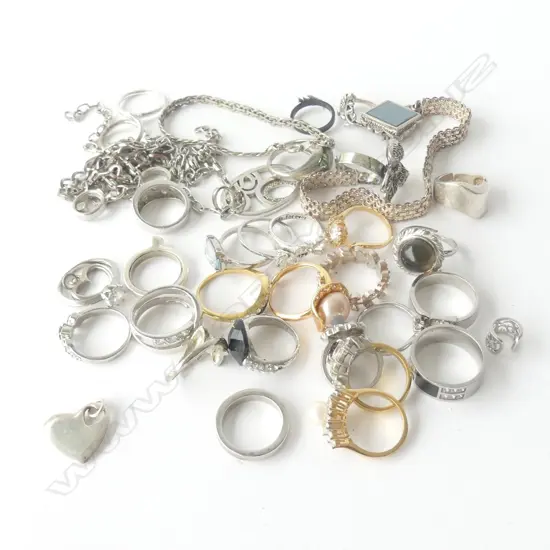ASSORTED COSTUME JEWELLERY INCL RINGS, BRACELETS & PENDANTS