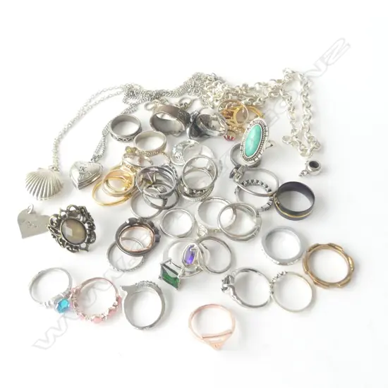 ASSORTED COSTUME JEWELLERY INCL RINGS, BRACELETS & PENDANTS