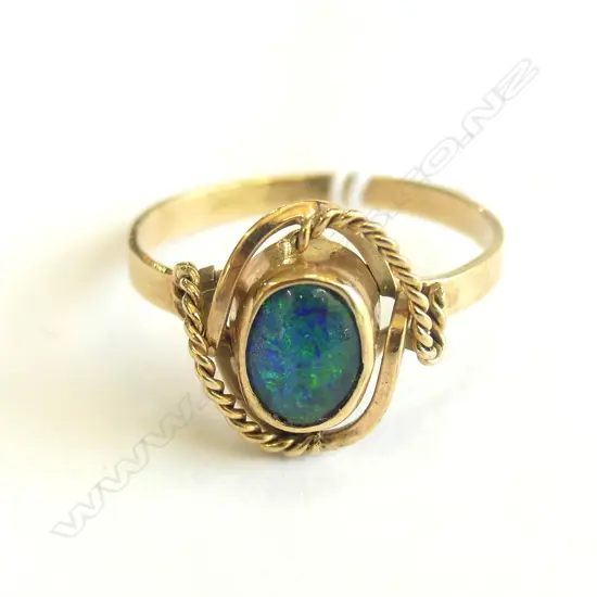 9CT GOLD RING SET WITH OPAL