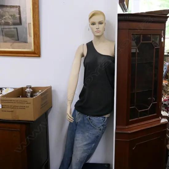 1 ARM FEMALE MANNEQUIN