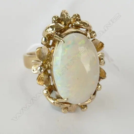 RETRO 18CT GOLD AND OPAL RING