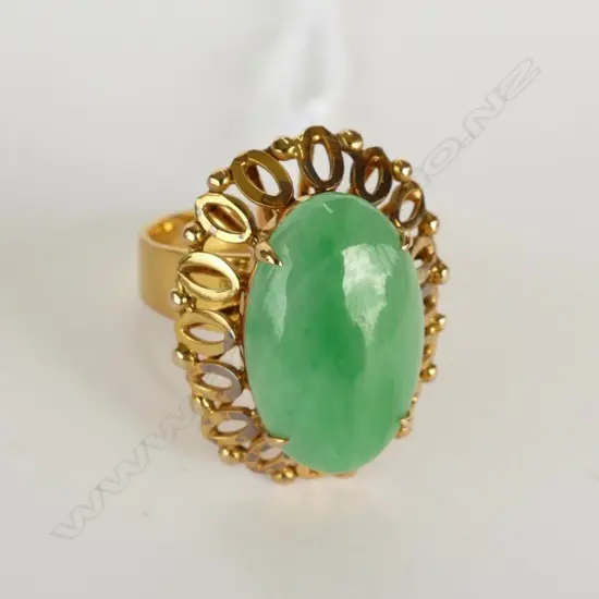 CHINESE 18CT GOLD AND JADE RING