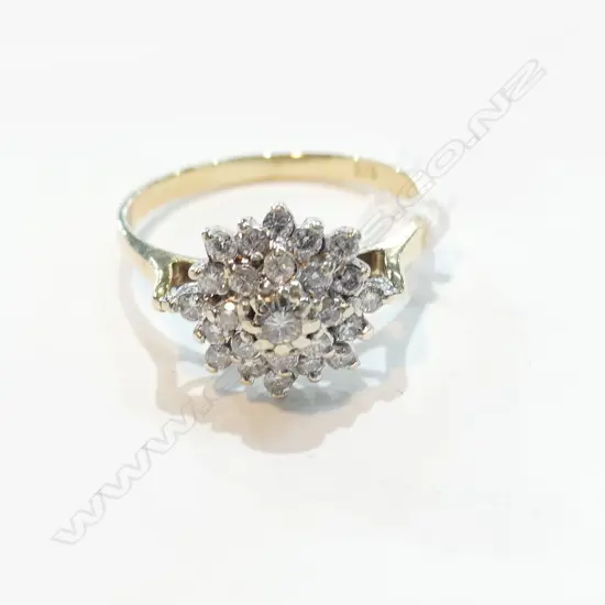 9CT YELLOW GOLD & DIAMOND CLUSTER RING