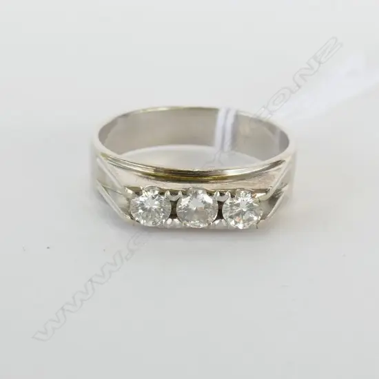 9CT WHITE GOLD AND DIAMOND RING (VAL)