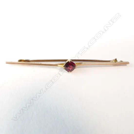 9CT GOLD AND RUBY BAR BROOCH