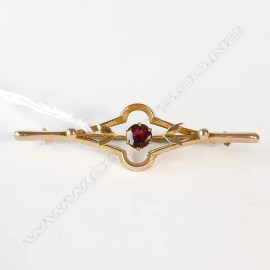EDW 9CT GOLD GARNET BROOCH 1.47GMS