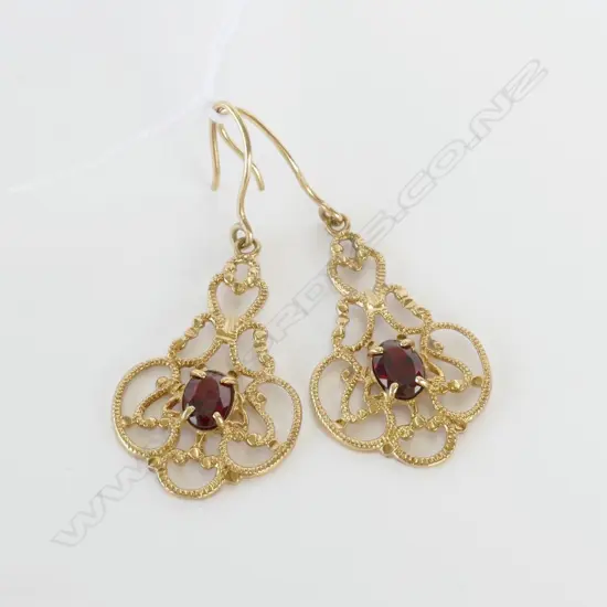 9CT GOLD AND GARNET EARRINGS
