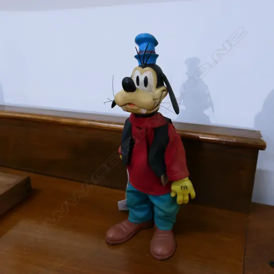 A VINTAGE WALT DISNEY PRODUCTIONS GOOFY H 220 MM