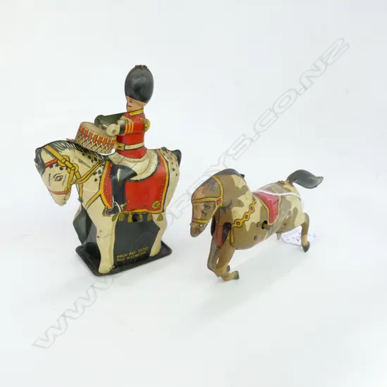 AN ENGLISH T/PLATE C/WORK BEEFEATER ON HORSEBACK H 140 MM