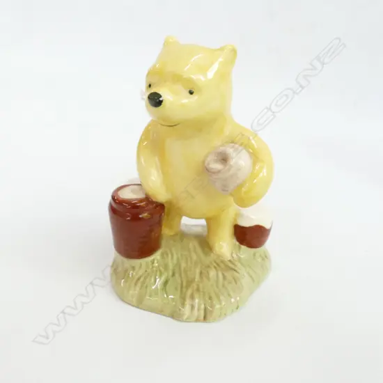 ROYAL DOULTON FIGURE POOH COUNTING THE HONEY POTS