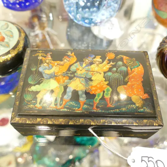 RUSSIAN HAND PAINTED LACQUER PAPIER MACHE BOX DECORATED WITH MUSICIANS & DANCING BEAR. 110 x 70mm