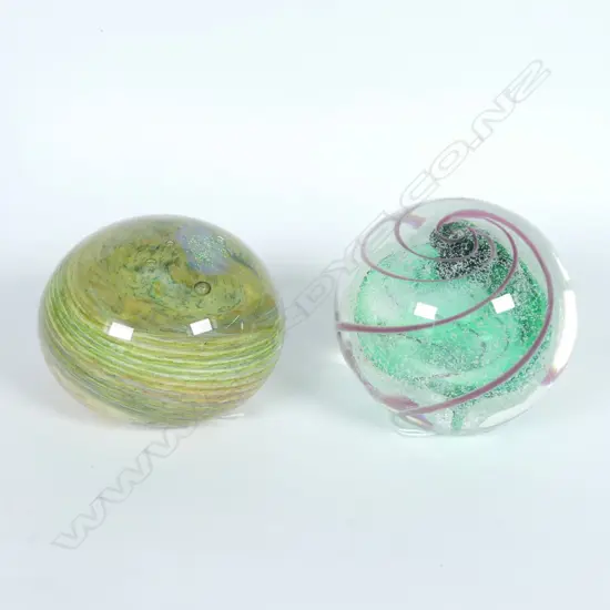 PETER VIESNIK GLASS PAPERWEIGHT, SIGNED & DATED '98 & CIRCULAR PAPERWEIGHT WITH GREEN IRIDESCENT FLASH