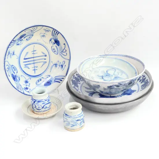 6 B/W DISHES AND 2 SMALL POTS