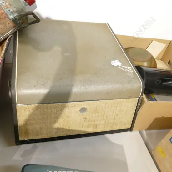 RETRO MONARCH PORTABLE RECORD PLAYER