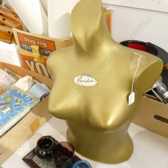 BENDON SHOP DISPLAY BUST