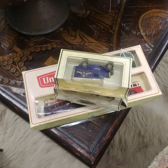 BOXED SET 3 MODEL BUSES + 2 BOXED TRUCKS