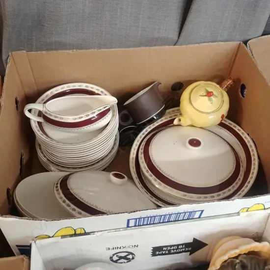 CROWN DUCAL DINNER SERVICE +WINTON TEAPOT +HORNSEA